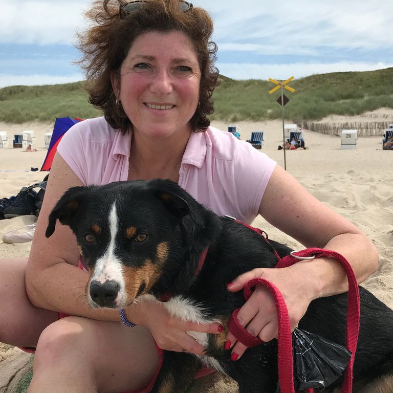 Martina Hüppauff mit Hund Paula am Strand